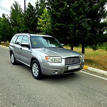 Subaru: Subaru Forester – gümüşü rəngli, kompakt krossover/SUV. Texniki və — 3