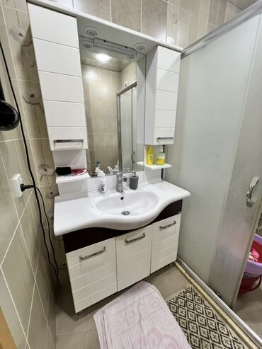 hamam dəsmalları: Ağ və tünd qəhvəyi rəngdə, quraşdırılmış lavabo və güzgü ilə təchiz