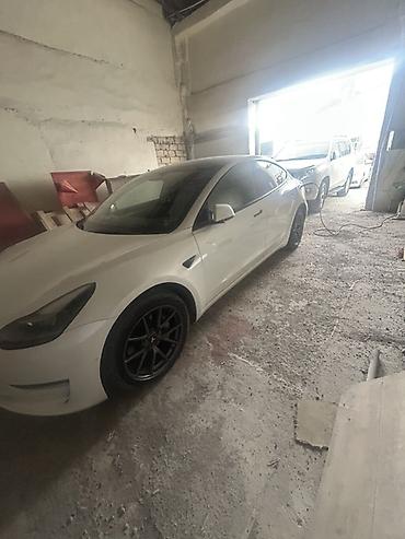 топаз авто: Tesla Model 3, ağ mirvari rəng, elektrik sedan. Amerikadan yüngül — 2