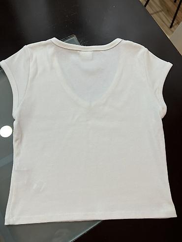 b koynəyi var: Bershka qadın T‑şörtü Hər biri 17 azn Berşka 10 azn - Rəng: açıq — 3