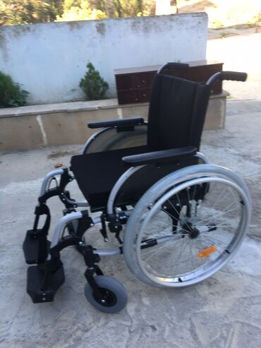 Tibbi avadanlıq: Ottobock əlil arabası - Brend: Ottobock (arxada loqo ilə) - Mexaniki