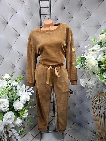 Gornji i donji deo: Damski komplet trenerke – gornji deo i donji deo u istom tonu. - — 1