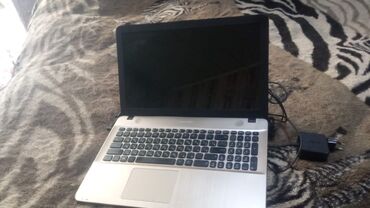 Masaüstü kompüterlər və iş stansiyaları: ASUS noutbuk - Model: ASUS (gövdədə loqo). Klaviatura tam ölçülü