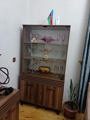 Vitrinli bufet şkaf - Material: təbii ağac fakturalı laminat/şpon