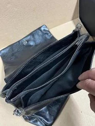 Modni rančevi: Crna ženska torba preko ramena - Materijal: veštačka koža (sjajan — 10