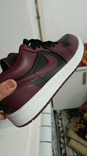 Кроссовки Nike Air Jordan 1 Low - Цвет: бордовый/чёрный с белой at lalafo.kg Кроссовки Nike Air Jordan 1 Low - Цвет: бордовый/чёрный с белой