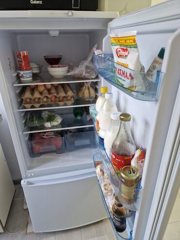 встраиваемая бытовая техника для кухни: Холодильник Бирюса, двухкамерный, с нижней морозильной камерой