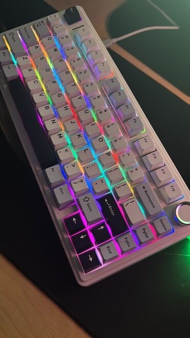 Колонки для ПК и ноутбуков: Məhsul: Kompakt mexaniki klaviatura, RGB arxa işıqlı Xüsusiyyətlər: -