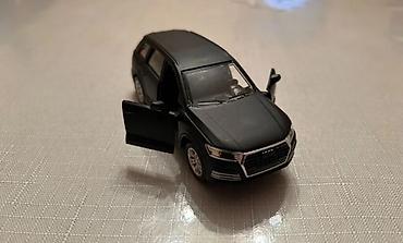 audi quattro: Qara rəngli metal avtomobil modeli – SUV tipli miniatür - Material — 4