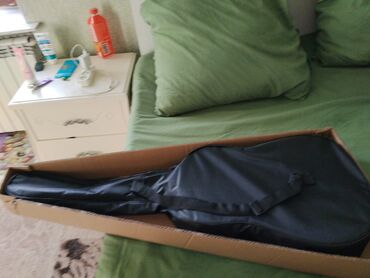 Гитары: Продам отличную акустическую гитару в глубоком синем цвете. Инструмент — 4