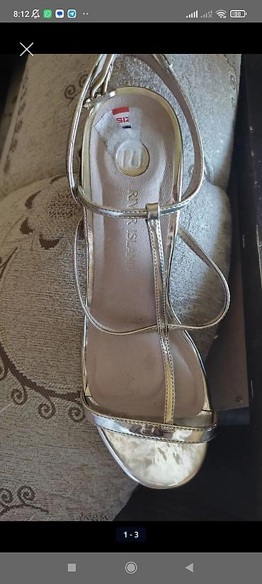 Basanoşka və səndəllər: River Island qadın sandaleti - Rəng: qızılı (metallic parıltılı). - — 2