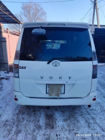 кровн тойота: Toyota Voxy: 2004 г., 2 л, Автомат, Бензин, Минивэн