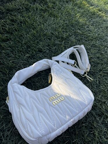 женскую сумку серого цвета: Белая сумка сумка Сумка Миу миу мягкая удобная в белом цвете