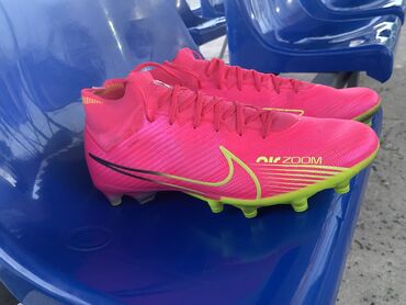 Кроссовки и спортивная обувь: Срочно продаю футбольная обувь nike air zoom розово-зеленого цвета с