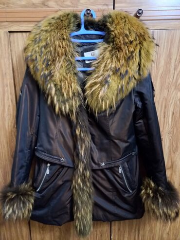 Пуховики и зимние куртки: Продаю зимнию куртку,мех съёмный, размер 46-50
