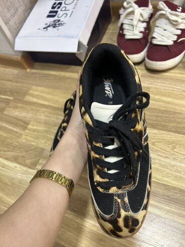 женские кроссовки reebok easytone: Leopar naxışlı Pull&Bear ayaqqabısı 1 dəfə geyinilib ölçüyə görə