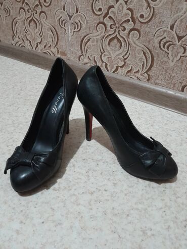 обувь лайки: Туфли 37, цвет - Черный