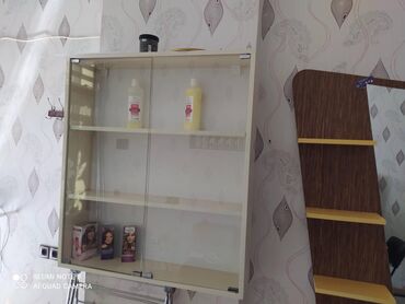 salon şkafi: Salonda istifadə olunub