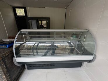 soyuducu isdenmis: Yarımdairəvi şüşəli və qara alt hissəsi olan bu soyuducu vitrin qida