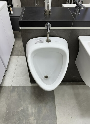 унитаз б у ош: Белый подвесной писсуар из сантехнического фарфора. Компактная модель at lalafo.kg унитаз б у ош: Белый подвесной писсуар из сантехнического фарфора. Компактная модель