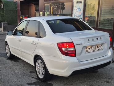 VAZ (LADA): Barter de var Lada Granta modelinin bu ağ rəngli sedanı dörd qapıya və — 15