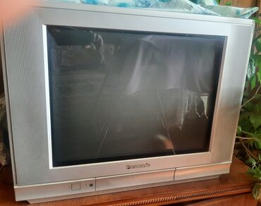 Panasonic brendinin bu CRT televizoru klassik və funksional Gümüşü