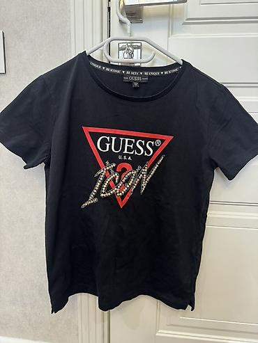 GUESS qadın T‑şərti - Rəng: qara - Ölçü: S (etiketdə) - Klassik