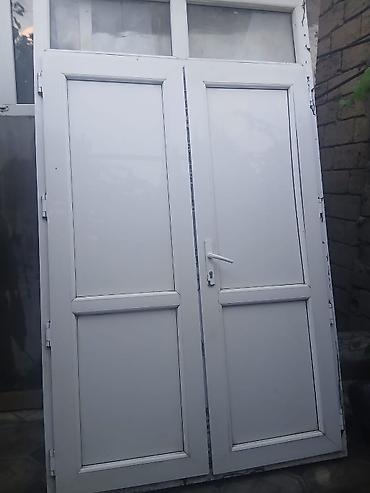 Ağ rəngli iki taylı qapı satılır. Qapı üst hissəsində şüşəli bölmə ilə