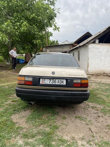 обмен на легковую: Volkswagen Passat: 1988 г., 1.8 л, Механика, Бензин, Седан