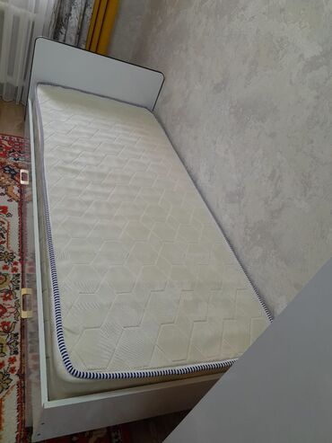 бу тумпочка: Односпальная кровать с матрасом и выдвижными ящиками для хранения. -
