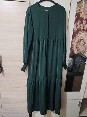 Tünd yaşıl rəngdə uzun don. - Model: sadə, rahat kəsim, üçpilləli
