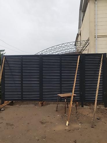 Распашные ворота: Металлические ворота и калитки с жалюзийными и коваными элементами. - — 11