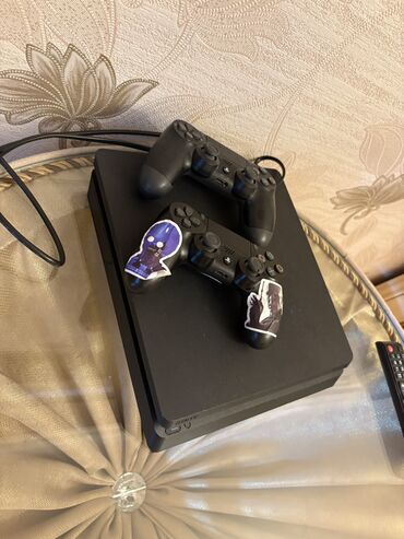 plestesen: PlayStation4 icində 20 dənə iqrası var və 2 dənə pultu var qiyməti-470