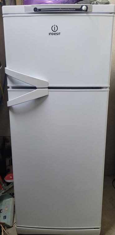 Холодильник Indesit, Б/у, Двухкамерный, De frost (капельный), 60 * 155 * 60