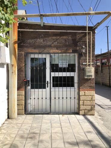 помещение в аренду под ресторан: Satilir – küçəyə çıxışı olan kiçik obyekt - Fasad: dekorativ daş