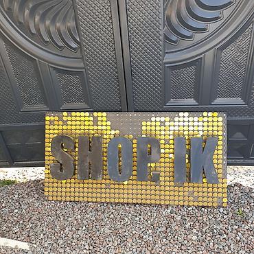 Вывеска «SHOP IK» на панно из золотистых пикселей - Тип: декоративная