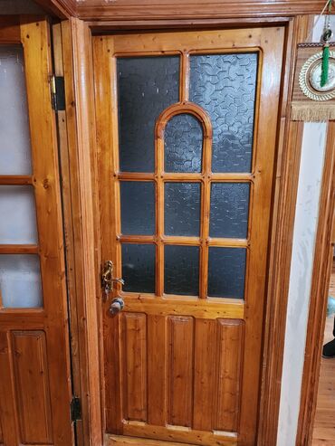 Digər mebel: Ev qapıları satılır. 3 ədəd tək qapıdır və 3 ədəd pencərə qapılıdır