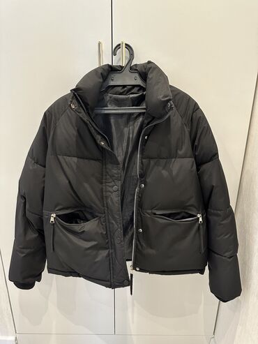 Другая женская одежда: Куртка 
Черного цвета
Состояние отличное 
Размер Xs-S
Цена 1000c
