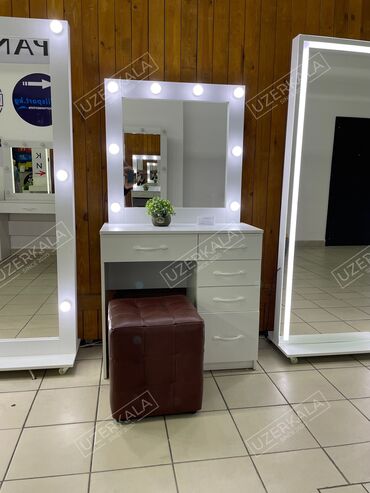 зеркало с лампочками: Визажный стол с подсветкой
С лампочками
Стол для макияжа