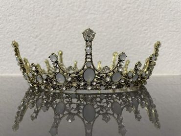 Aksesoari za kosu: Krune 
Cena 1400din — 2