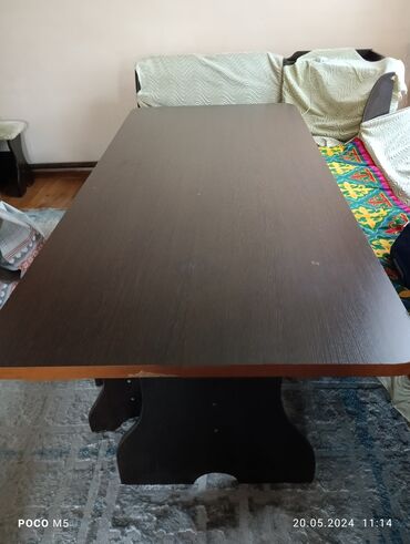 б у мебель продаю: Срочно продаю уголок+стол 
Цена 5000сом
размер стола 2на 1
4стульчика