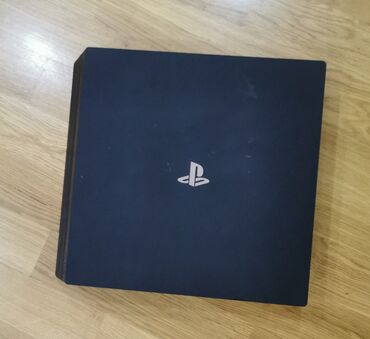 PS4 (Sony Playstation 4): Ps4 pro. 2 pultu var orjinal. 100 oyun var. Şunurları verilir orjinal