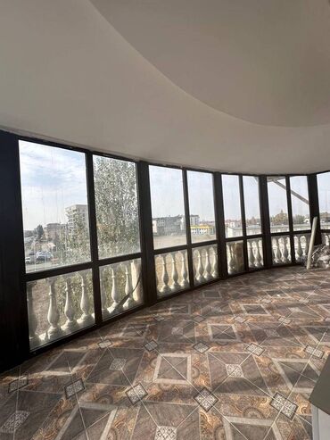 срочно продаётся 1 комнатная квартира в районе ошского рынка по улице молодая гвардия токтогула: 4 комнаты, 160 м², Индивидуалка, 1 этаж, Дизайнерский ремонт