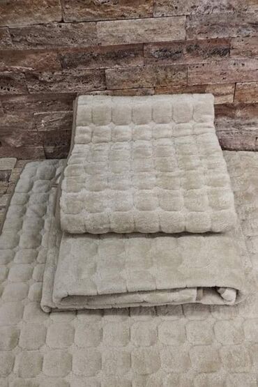 dekorativni prekrivači za krevet: Ne klizajuci plisani flekeri. Idealni za odrzavanje. Set sadrzi tri
