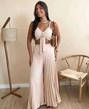 planika: Dvodelni ženski komplet crop top majica na bratele i široke plisirane — 5