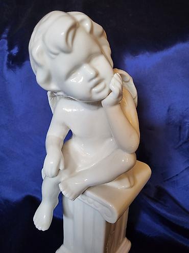 sintelon kula: Porcelanska veca,nova figura andjela ( heruvima ),na stubu. Nova — 8