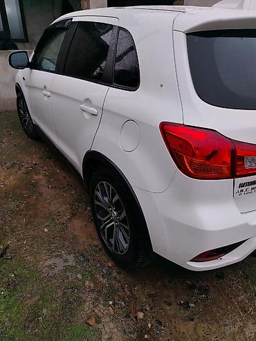 range rover satilir: Mitsubishi Outlander ağ rəngli kompakt krossover. Xarici: - Zərif — 3