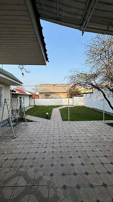 Продажа коттеджей и домов: Продается дом Двор и участок: - Большой вымощенный плиткой двор — 2