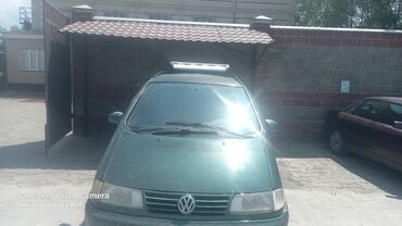 жол тандабас унаалар: Минивэн Volkswagen Sharan зеленого цвета, оборудованный багажником на