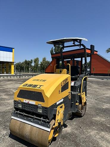рига 30: Двухвальцовый дорожный каток LT30H 3 тонны Описание: - Компактный — 8